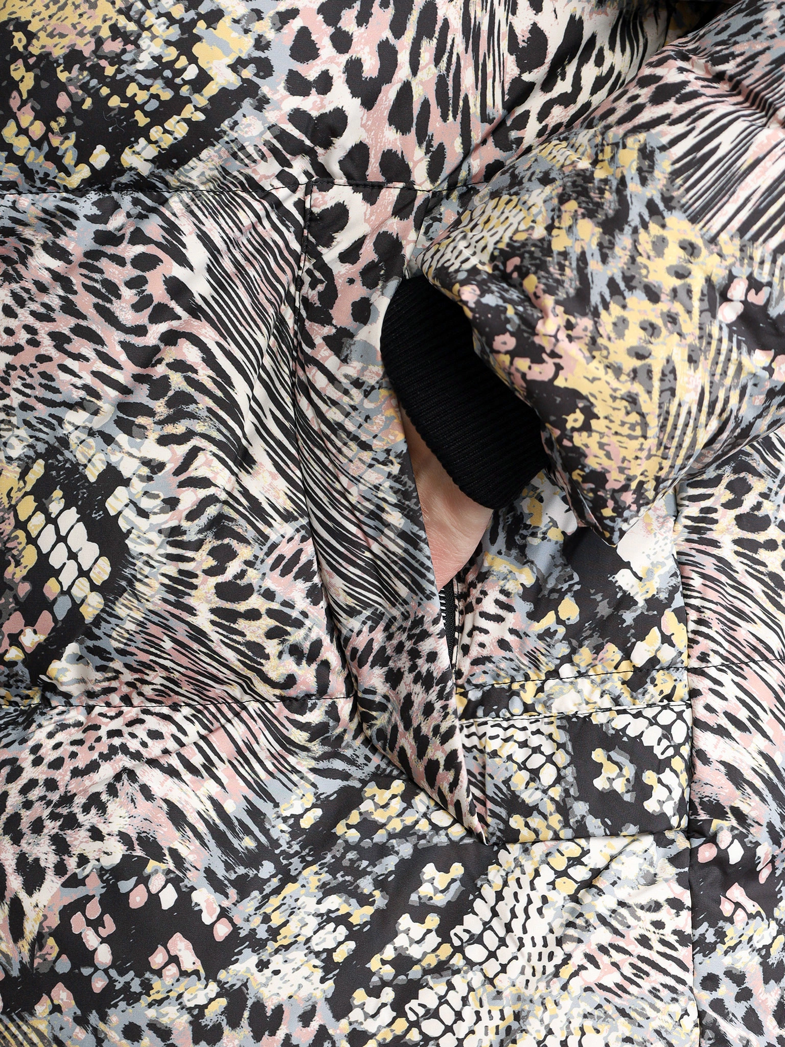 Пуховик с анималистичным принтом цвета мульти с капюшоном-манишкой